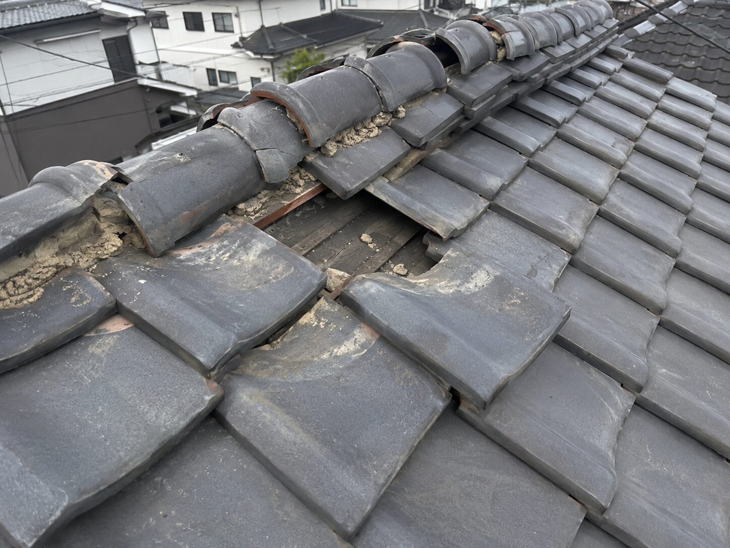 地震によって浮きが発生している瓦屋根