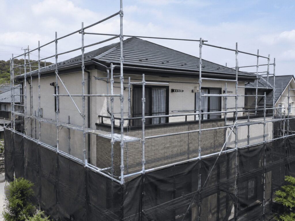 足場が組まれた戸建て。ベランダ周囲にも足場がかかっている