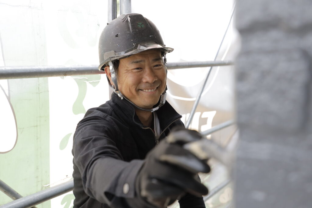 塗装中の職人