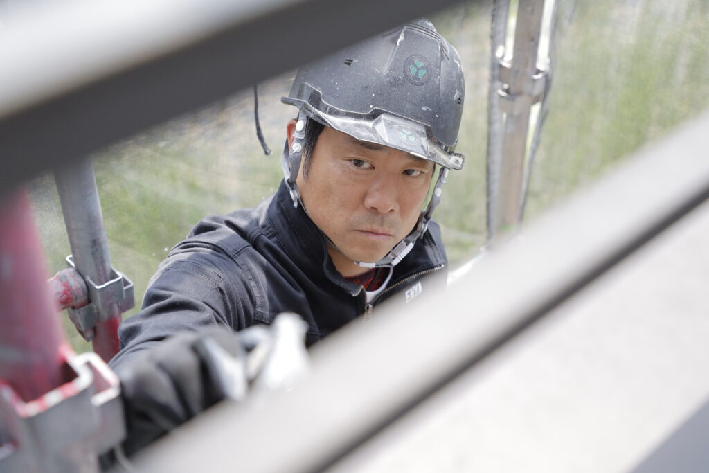 真剣な表情で工事をする職人の写真