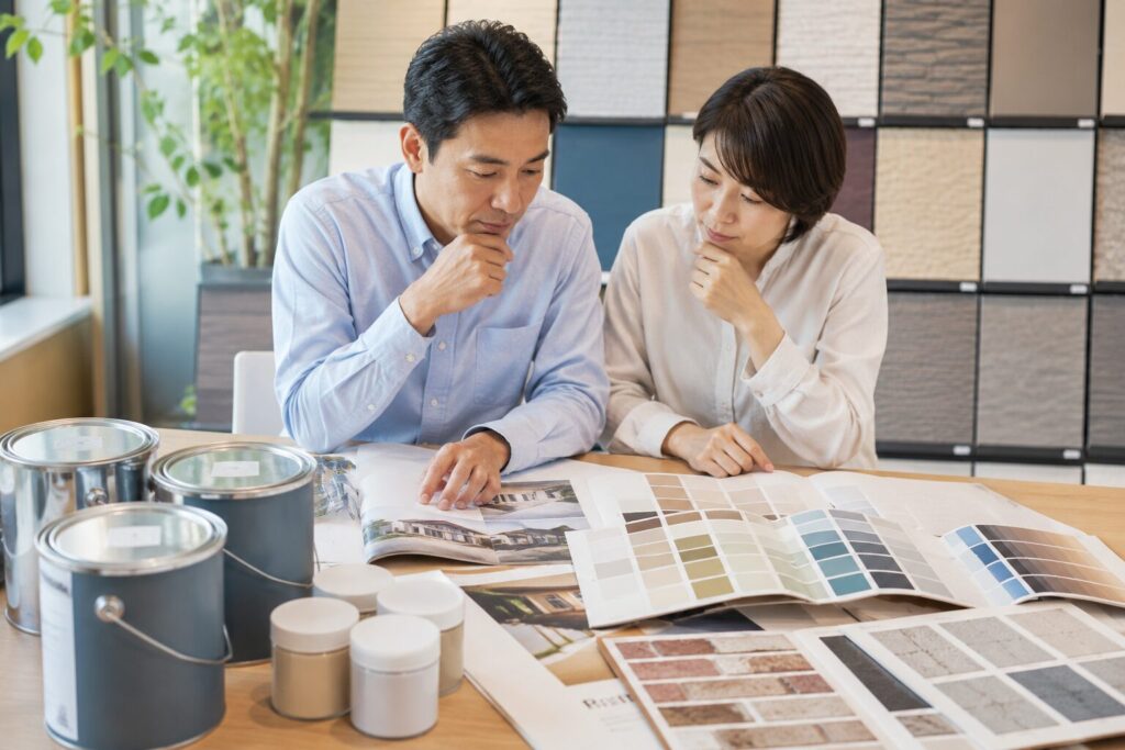 外壁用の塗料選びをしている夫婦