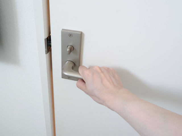 ドアの開閉を試している様子