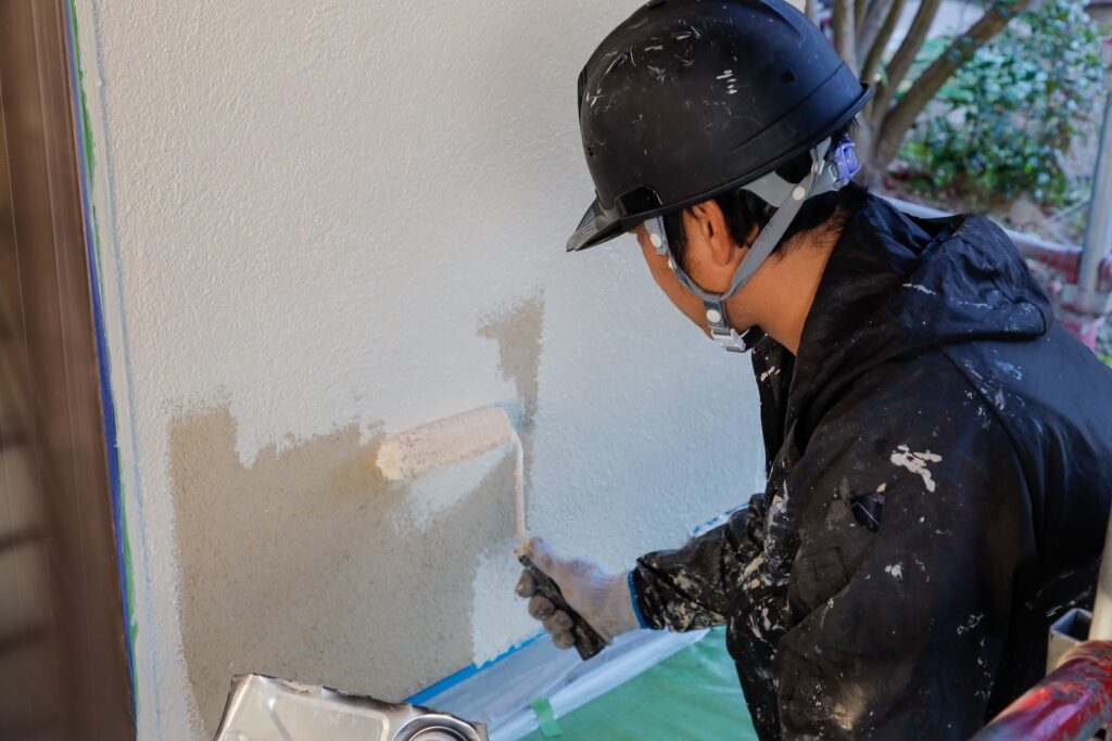 外壁塗装の下塗りをする、塗装職人